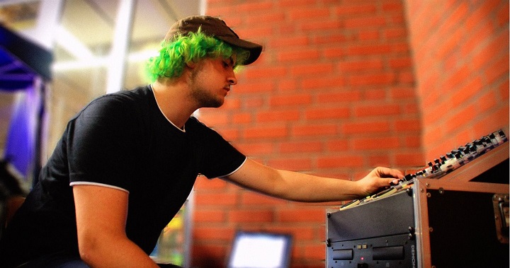 Picture of Fabian with green hair